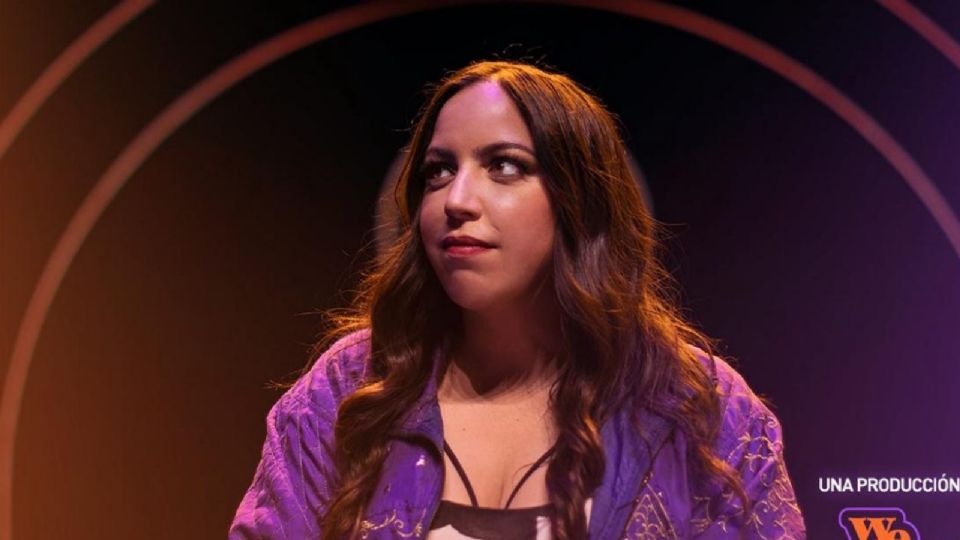 Isabel Fernández se ha destacado en el stand-up comedy en México, siendo una de las figuras emergentes más prometedoras del país.