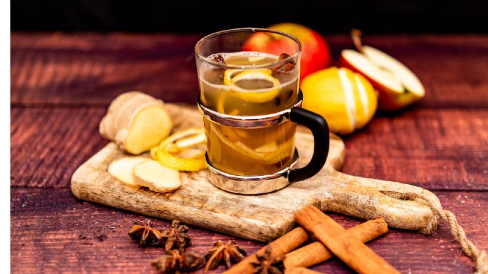 Así puedes preparar agua con limón y jengibre para cuidar los riñones.