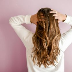 ¿Cómo quitar la electricidad estática del cabello? Paso a paso para una melena lisa