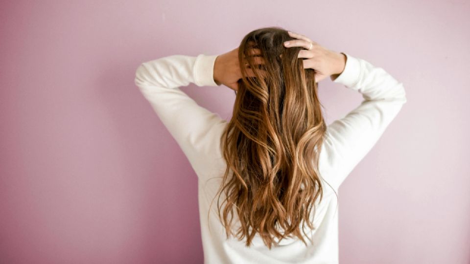 Cabello con electricidad estática y los trucos para poder combatirlo y que quede liso.