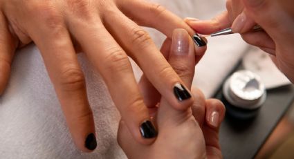 5 diseños de uñas negras que elevarán tu look en otoño 2024