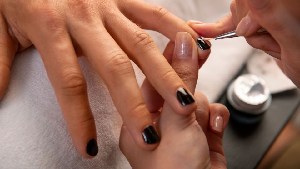 5 diseños de uñas negras que son tendencia.