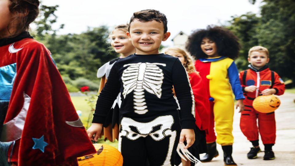 Con disfraces típicos y en compañía de amigos o familiares, los niños aprovechan estos días para pedir su calaverita.