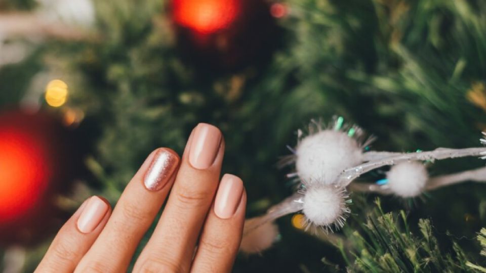 Verde, dorado, rojo, rosa y violeta serán los colores destacados para usar en las uñas durante las fiestas de fin de año.