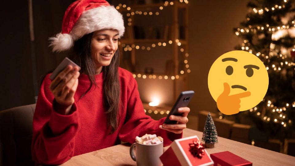 Mujer abriendo regalos en Navidad