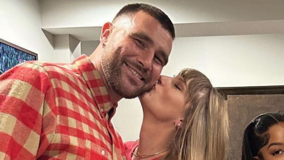 Travis Kelce y Taylor Swift besándose