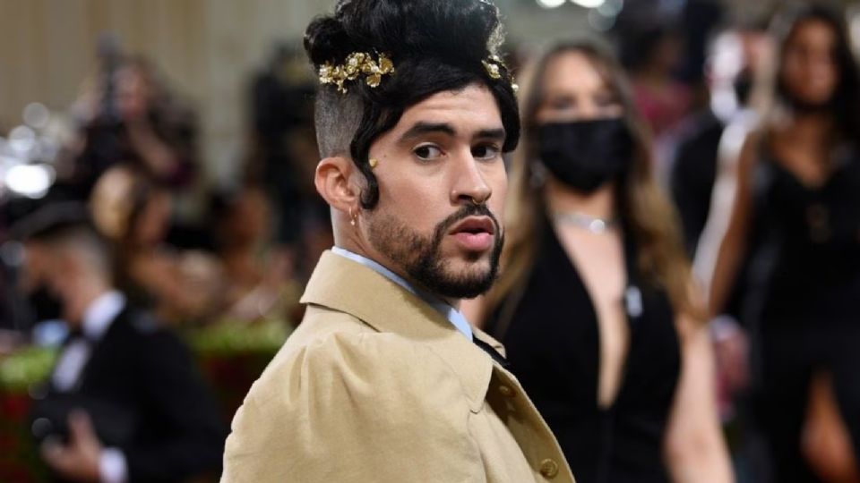 Bad Bunny en la MET gala del 2022 luciendo una gabardina café.