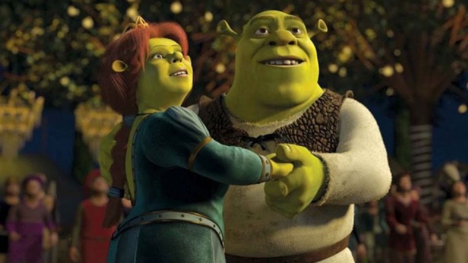 Shrek y Fiona tomados de la mano.