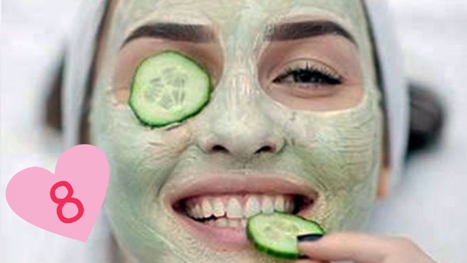 Mujer con mascarilla de pepino para suavizar la piel.