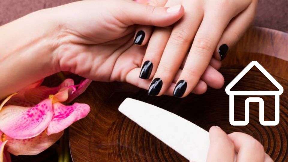 Aplicación de gelish sobre las uñas.