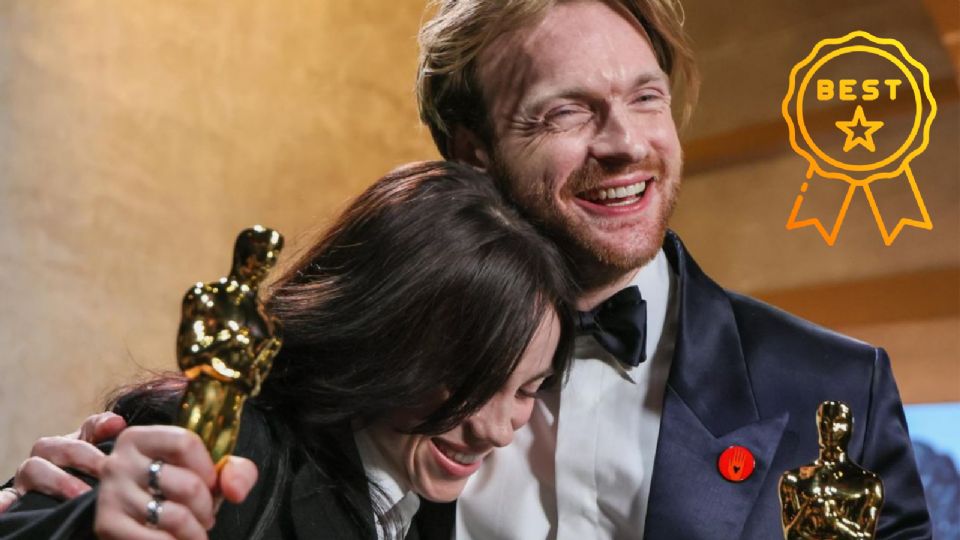 Billie Eilish y su hermano Finneas al recibir sus Premios Oscar en la edición del 2024.