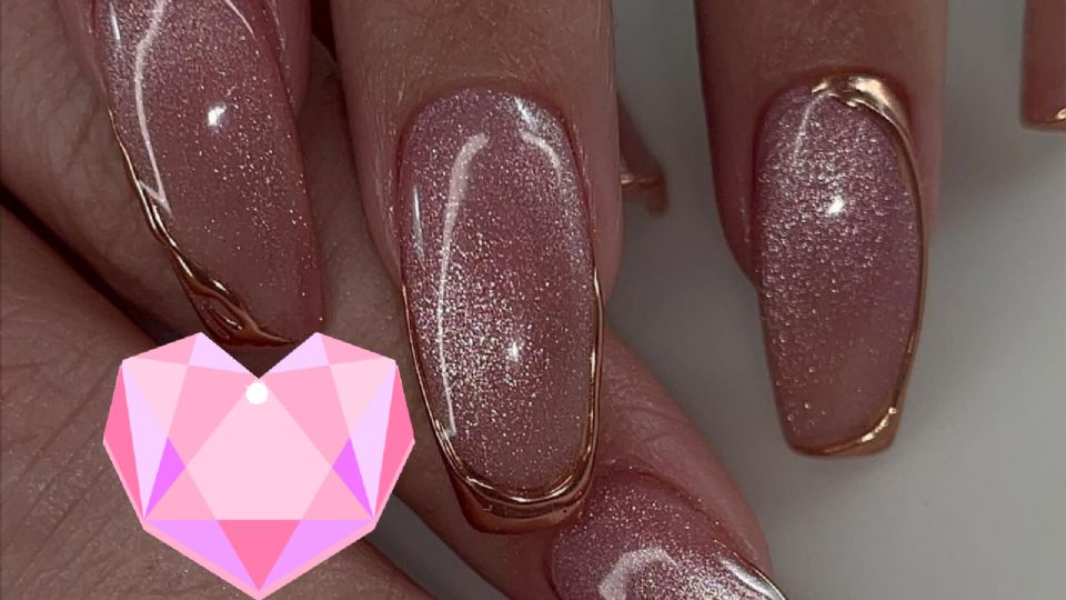 Diseño de uñas rose gold que demuestra como llevarlo con elegancia en este 2024.