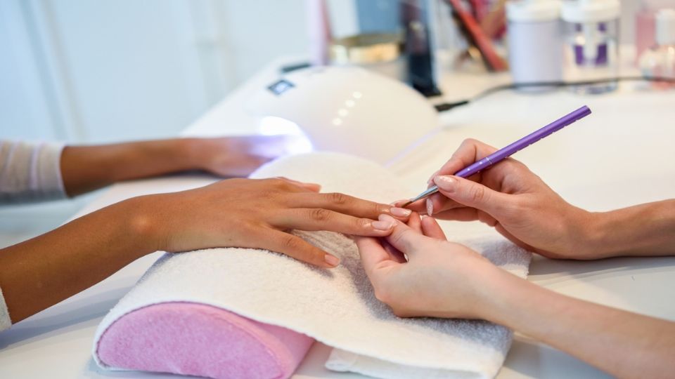 Polvos líquidos para uñas: apuesta a una manicura cósmica y brillante.
