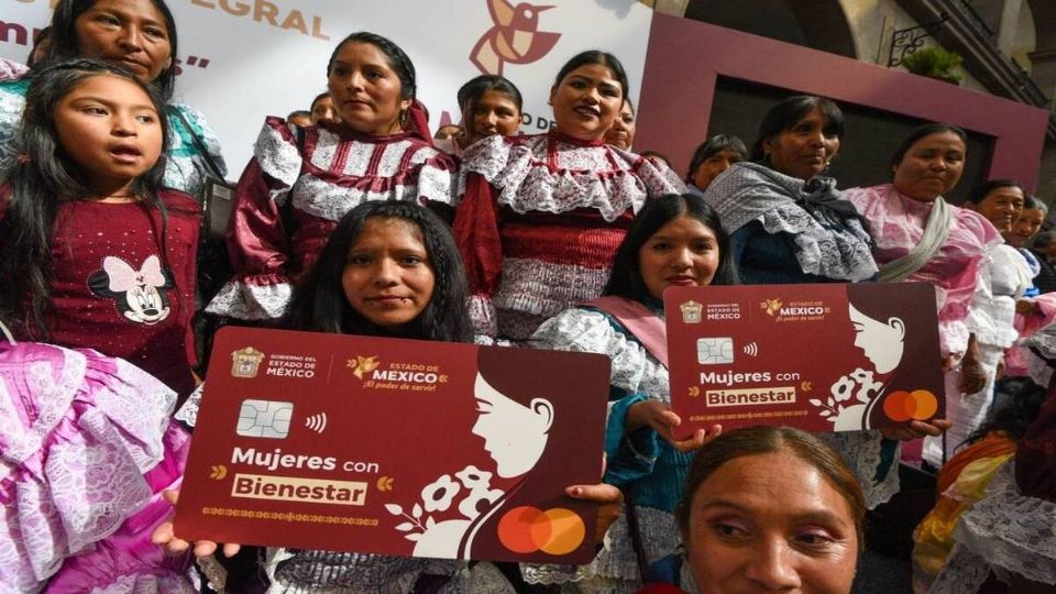 Beneficiarias del programa Mujeres con Bienestar recibiendo apoyo económico.