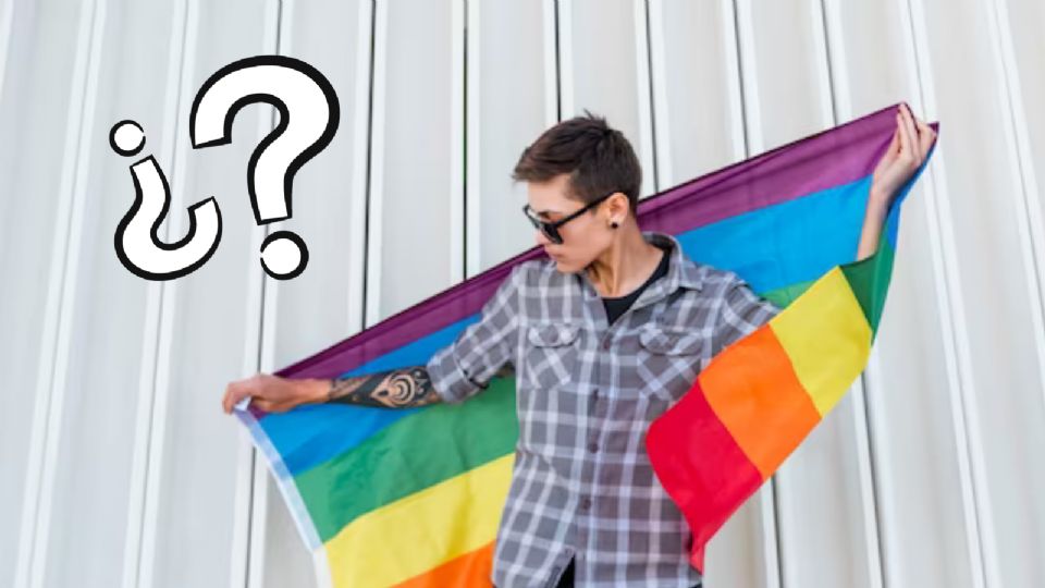 Hombre mostrando la bandera LGBTIQA+