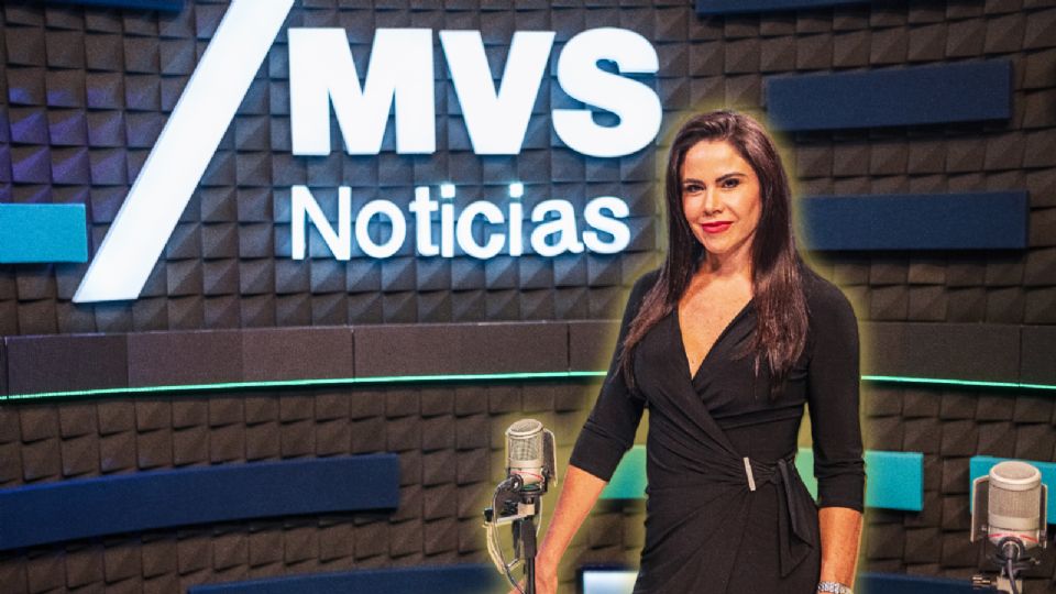 Paola Rojas, conductora mexicana, en la cabina de MVS Noticias