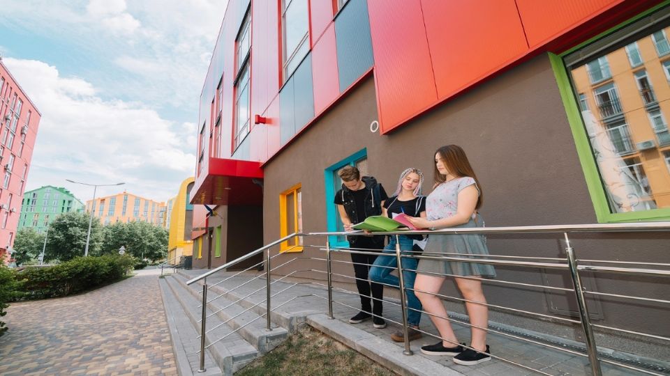 Estudiantes beneficiados por el programa de vivienda social.