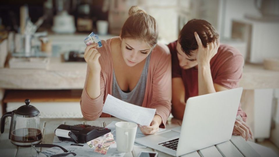 Salud financiera: Preocupaciones económicas afectan la salud mental.