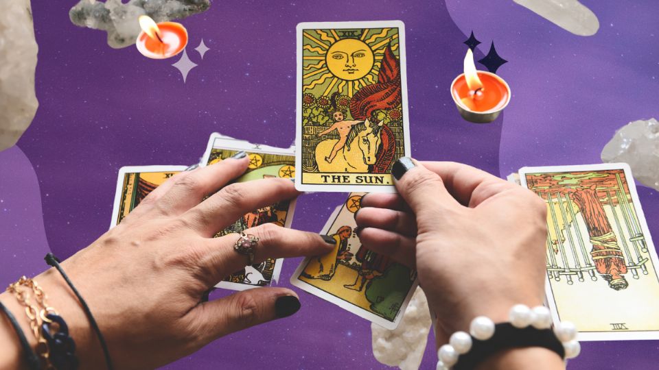 La mesa de lectura del Tarot está lista para adivinar tu futuro.