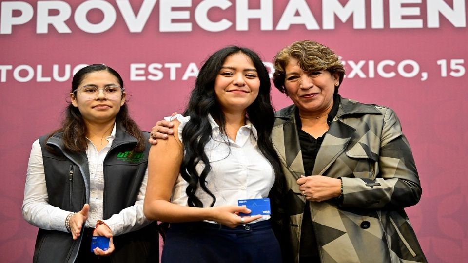 Estudiantes beneficiarios de las becas en el Estado de México.