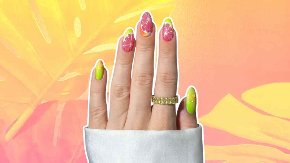 Uñas corte almendra con diseño frutal.