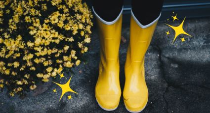 5 looks de oficina para combinar con botas de lluvia este verano 2024