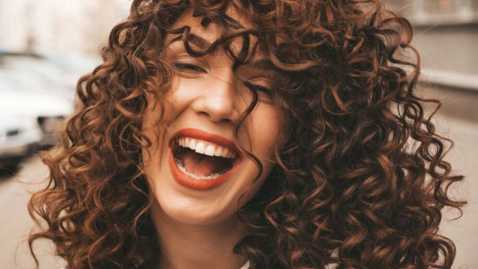 Mujer con rizos definidos por el método Curly