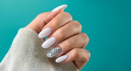 ¿Cómo es el Glass french con detalles en relieve, la tendencia en manicura para el 2025?