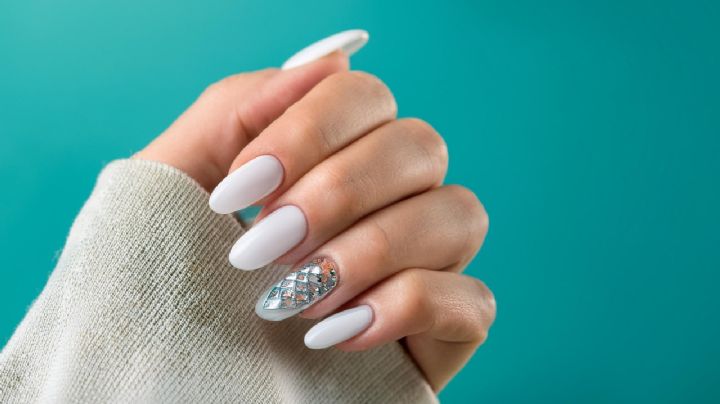 ¿Cómo es el Glass french con detalles en relieve, la tendencia en manicura para el 2025?